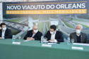 O governador Carlos Massa Ratinho Junior e o prefeito de Curitiba, Rafael Greca, assinaram nesta segunda-feira (10) um convênio para a contratação do projeto executivo para a construção de novos acessos onde hoje está localizado o Viaduto do Orleans, em Curitiba. O investimento da Secretaria de Infraestrutura e Logística é de R$ 1,2 milhão, com contrapartida de R$ 61,5 mil do município.
