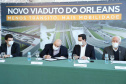 O governador Carlos Massa Ratinho Junior e o prefeito de Curitiba, Rafael Greca, assinaram nesta segunda-feira (10) um convênio para a contratação do projeto executivo para a construção de novos acessos onde hoje está localizado o Viaduto do Orleans, em Curitiba. O investimento da Secretaria de Infraestrutura e Logística é de R$ 1,2 milhão, com contrapartida de R$ 61,5 mil do município.
