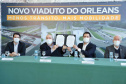 O governador Carlos Massa Ratinho Junior e o prefeito de Curitiba, Rafael Greca, assinaram nesta segunda-feira (10) um convênio para a contratação do projeto executivo para a construção de novos acessos onde hoje está localizado o Viaduto do Orleans, em Curitiba. O investimento da Secretaria de Infraestrutura e Logística é de R$ 1,2 milhão, com contrapartida de R$ 61,5 mil do município.
