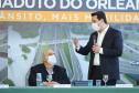 O governador Carlos Massa Ratinho Junior e o prefeito de Curitiba, Rafael Greca, assinaram nesta segunda-feira (10) um convênio para a contratação do projeto executivo para a construção de novos acessos onde hoje está localizado o Viaduto do Orleans, em Curitiba. O investimento da Secretaria de Infraestrutura e Logística é de R$ 1,2 milhão, com contrapartida de R$ 61,5 mil do município.
