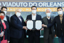 O governador Carlos Massa Ratinho Junior e o prefeito de Curitiba, Rafael Greca, assinaram nesta segunda-feira (10) um convênio para a contratação do projeto executivo para a construção de novos acessos onde hoje está localizado o Viaduto do Orleans, em Curitiba. O investimento da Secretaria de Infraestrutura e Logística é de R$ 1,2 milhão, com contrapartida de R$ 61,5 mil do município.
