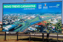 O Governo do Estado começa a resolver um dos maiores gargalos rodoviários do Paraná. O Trevo Cataratas (BR-277), em Cascavel, na Região Oeste, será totalmente reconfigurado com a construção de um viaduto. A passagem em nível passa a se chamar Alsir Pelissaro e vai facilitar o fluxo de cerca de 45 mil veículos que circulam pelo local diariamente. O lançamento foi feito nesta segunda-feira (10), no local da obra, pelo governador Carlos Massa Ratinho Junior.