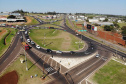 O Governo do Estado começa a resolver um dos maiores gargalos rodoviários do Paraná. O Trevo Cataratas (BR-277), em Cascavel, na Região Oeste, será totalmente reconfigurado com a construção de um viaduto. A passagem em nível passa a se chamar Alsir Pelissaro e vai facilitar o fluxo de cerca de 45 mil veículos que circulam pelo local diariamente. O lançamento foi feito nesta segunda-feira (10), no local da obra, pelo governador Carlos Massa Ratinho Junior.