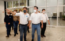 Logo após assinar a ordem de serviço para o início da reformulação do Trevo Cataratas, o governador Carlos Massa Ratinho Junior vistoriou as obras de modernização do Aeroporto Coronel Adalberto Mendes da Silva ou SBCA, em Cascavel, na Região Oeste. A construção está 100% concluída, de acordo com a prefeitura do município, aguardando apenas as liberações por parte da Agência Nacional de Aviação Civil (Anac) e Aeronáutica para que o terminal possa começar a funcionar.
