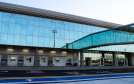 Logo após assinar a ordem de serviço para o início da reformulação do Trevo Cataratas, o governador Carlos Massa Ratinho Junior vistoriou as obras de modernização do Aeroporto Coronel Adalberto Mendes da Silva ou SBCA, em Cascavel, na Região Oeste. A construção está 100% concluída, de acordo com a prefeitura do município, aguardando apenas as liberações por parte da Agência Nacional de Aviação Civil (Anac) e Aeronáutica para que o terminal possa começar a funcionar.