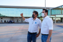 Logo após assinar a ordem de serviço para o início da reformulação do Trevo Cataratas, o governador Carlos Massa Ratinho Junior vistoriou as obras de modernização do Aeroporto Coronel Adalberto Mendes da Silva ou SBCA, em Cascavel, na Região Oeste. A construção está 100% concluída, de acordo com a prefeitura do município, aguardando apenas as liberações por parte da Agência Nacional de Aviação Civil (Anac) e Aeronáutica para que o terminal possa começar a funcionar.