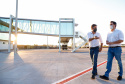 Logo após assinar a ordem de serviço para o início da reformulação do Trevo Cataratas, o governador Carlos Massa Ratinho Junior vistoriou as obras de modernização do Aeroporto Coronel Adalberto Mendes da Silva ou SBCA, em Cascavel, na Região Oeste. A construção está 100% concluída, de acordo com a prefeitura do município, aguardando apenas as liberações por parte da Agência Nacional de Aviação Civil (Anac) e Aeronáutica para que o terminal possa começar a funcionar.