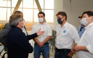 Logo após assinar a ordem de serviço para o início da reformulação do Trevo Cataratas, o governador Carlos Massa Ratinho Junior vistoriou as obras de modernização do Aeroporto Coronel Adalberto Mendes da Silva ou SBCA, em Cascavel, na Região Oeste. A construção está 100% concluída, de acordo com a prefeitura do município, aguardando apenas as liberações por parte da Agência Nacional de Aviação Civil (Anac) e Aeronáutica para que o terminal possa começar a funcionar.