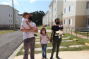 O Governador Carlos Massa Ratinho Junior vistoria nesta terca-feira (11/08), 416 unidade habitacionais no Loteamento Sao Geronimo em Campo Largo. Na foto familia que recebeu uma unidade. Campo Largo, 11/08/2020 - Foto: Geraldo Bubniak/AEN