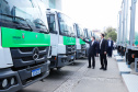 O governador Carlos Massa Ratinho Junior entregou nesta quarta-feira (12) 16 caminhões de coleta seletiva (tipo baú), 20 caminhões-pipa e 15 caminhões compactadores de lixo orgânico para 48 municípios do Paraná. O investimento total do Instituto Água e Terra (IAT), vinculado à Secretaria de Estado do Desenvolvimento Sustentável e Turismo, é de R$ 11,2 milhões.