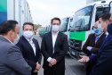 O governador Carlos Massa Ratinho Junior entregou nesta quarta-feira (12) 16 caminhões de coleta seletiva (tipo baú), 20 caminhões-pipa e 15 caminhões compactadores de lixo orgânico para 48 municípios do Paraná. O investimento total do Instituto Água e Terra (IAT), vinculado à Secretaria de Estado do Desenvolvimento Sustentável e Turismo, é de R$ 11,2 milhões.