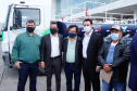 O governador Carlos Massa Ratinho Junior entregou nesta quarta-feira (12) 16 caminhões de coleta seletiva (tipo baú), 20 caminhões-pipa e 15 caminhões compactadores de lixo orgânico para 48 municípios do Paraná. O investimento total do Instituto Água e Terra (IAT), vinculado à Secretaria de Estado do Desenvolvimento Sustentável e Turismo, é de R$ 11,2 milhões.