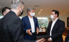 Uma parceria do Governo do Estado com a montadora Audi vai reforçar a estrutura de equipamentos dos hospitais da rede especializada no tratamento da Covid-19 no Paraná. O protocolo que oficializou a doação de monitores para respiradores, no valor de R$ 1 milhão, foi assinado nesta quinta-feira (13), no Palácio Iguaçu, pelo governador Carlos Massa Ratinho Junior e o presidente da Audi do Brasil, Johannes Roscheck.
