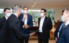 Uma parceria do Governo do Estado com a montadora Audi vai reforçar a estrutura de equipamentos dos hospitais da rede especializada no tratamento da Covid-19 no Paraná. O protocolo que oficializou a doação de monitores para respiradores, no valor de R$ 1 milhão, foi assinado nesta quinta-feira (13), no Palácio Iguaçu, pelo governador Carlos Massa Ratinho Junior e o presidente da Audi do Brasil, Johannes Roscheck.
