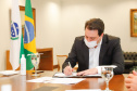 Uma parceria do Governo do Estado com a montadora Audi vai reforçar a estrutura de equipamentos dos hospitais da rede especializada no tratamento da Covid-19 no Paraná. O protocolo que oficializou a doação de monitores para respiradores, no valor de R$ 1 milhão, foi assinado nesta quinta-feira (13), no Palácio Iguaçu, pelo governador Carlos Massa Ratinho Junior e o presidente da Audi do Brasil, Johannes Roscheck.
