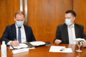Uma parceria do Governo do Estado com a montadora Audi vai reforçar a estrutura de equipamentos dos hospitais da rede especializada no tratamento da Covid-19 no Paraná. O protocolo que oficializou a doação de monitores para respiradores, no valor de R$ 1 milhão, foi assinado nesta quinta-feira (13), no Palácio Iguaçu, pelo governador Carlos Massa Ratinho Junior e o presidente da Audi do Brasil, Johannes Roscheck.
