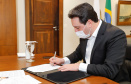 Uma parceria do Governo do Estado com a montadora Audi vai reforçar a estrutura de equipamentos dos hospitais da rede especializada no tratamento da Covid-19 no Paraná. O protocolo que oficializou a doação de monitores para respiradores, no valor de R$ 1 milhão, foi assinado nesta quinta-feira (13), no Palácio Iguaçu, pelo governador Carlos Massa Ratinho Junior e o presidente da Audi do Brasil, Johannes Roscheck.
