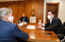 Uma parceria do Governo do Estado com a montadora Audi vai reforçar a estrutura de equipamentos dos hospitais da rede especializada no tratamento da Covid-19 no Paraná. O protocolo que oficializou a doação de monitores para respiradores, no valor de R$ 1 milhão, foi assinado nesta quinta-feira (13), no Palácio Iguaçu, pelo governador Carlos Massa Ratinho Junior e o presidente da Audi do Brasil, Johannes Roscheck.
