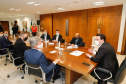 Uma parceria do Governo do Estado com a montadora Audi vai reforçar a estrutura de equipamentos dos hospitais da rede especializada no tratamento da Covid-19 no Paraná. O protocolo que oficializou a doação de monitores para respiradores, no valor de R$ 1 milhão, foi assinado nesta quinta-feira (13), no Palácio Iguaçu, pelo governador Carlos Massa Ratinho Junior e o presidente da Audi do Brasil, Johannes Roscheck.
