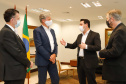 Uma parceria do Governo do Estado com a montadora Audi vai reforçar a estrutura de equipamentos dos hospitais da rede especializada no tratamento da Covid-19 no Paraná. O protocolo que oficializou a doação de monitores para respiradores, no valor de R$ 1 milhão, foi assinado nesta quinta-feira (13), no Palácio Iguaçu, pelo governador Carlos Massa Ratinho Junior e o presidente da Audi do Brasil, Johannes Roscheck.
