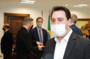 Uma parceria do Governo do Estado com a montadora Audi vai reforçar a estrutura de equipamentos dos hospitais da rede especializada no tratamento da Covid-19 no Paraná. O protocolo que oficializou a doação de monitores para respiradores, no valor de R$ 1 milhão, foi assinado nesta quinta-feira (13), no Palácio Iguaçu, pelo governador Carlos Massa Ratinho Junior e o presidente da Audi do Brasil, Johannes Roscheck.
