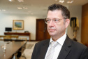 Uma parceria do Governo do Estado com a montadora Audi vai reforçar a estrutura de equipamentos dos hospitais da rede especializada no tratamento da Covid-19 no Paraná. O protocolo que oficializou a doação de monitores para respiradores, no valor de R$ 1 milhão, foi assinado nesta quinta-feira (13), no Palácio Iguaçu, pelo governador Carlos Massa Ratinho Junior e o presidente da Audi do Brasil, Johannes Roscheck.
