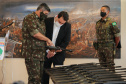 O Governador Carlos Massa Ratinho Junior recebe nesta quinta-feira (13/08), de maneira simbolica 100 fuzis do Exercito no Forte do PInheiro em Curitiba. Acompanhado do secretário da Segurança Pública do Paraná, Romulo Marinho Soares e do Comandante-Geral da Policia Militar do Paraná, coronel Péricles de Matos. Curitiba, 13/08/2020 - Foto: Geraldo Bubniak/AEN