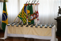 O Governador Carlos Massa Ratinho Junior recebe nesta quinta-feira (13/08), de maneira simbolica 100 fuzis do Exercito no Forte do PInheiro em Curitiba. Acompanhado do secretário da Segurança Pública do Paraná, Romulo Marinho Soares e do Comandante-Geral da Policia Militar do Paraná, coronel Péricles de Matos. Curitiba, 13/08/2020 - Foto: Geraldo Bubniak/AEN