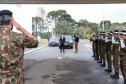 O Governo do Paraná recebeu 100 fuzis calibre 7,62 mm M964 do Exército Brasileiro. A entrega simbólica foi feita pelo general Carlos José Russo Assumpção Penteado, comandante da 5ª Divisão de Exército, ao governador Carlos Massa Ratinho Junior nesta quinta-feira (13) no Forte do Pinheirinho, em Curitiba.