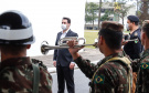 O Governo do Paraná recebeu 100 fuzis calibre 7,62 mm M964 do Exército Brasileiro. A entrega simbólica foi feita pelo general Carlos José Russo Assumpção Penteado, comandante da 5ª Divisão de Exército, ao governador Carlos Massa Ratinho Junior nesta quinta-feira (13) no Forte do Pinheirinho, em Curitiba.