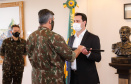 O Governo do Paraná recebeu 100 fuzis calibre 7,62 mm M964 do Exército Brasileiro. A entrega simbólica foi feita pelo general Carlos José Russo Assumpção Penteado, comandante da 5ª Divisão de Exército, ao governador Carlos Massa Ratinho Junior nesta quinta-feira (13) no Forte do Pinheirinho, em Curitiba.