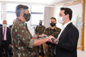 O Governo do Paraná recebeu 100 fuzis calibre 7,62 mm M964 do Exército Brasileiro. A entrega simbólica foi feita pelo general Carlos José Russo Assumpção Penteado, comandante da 5ª Divisão de Exército, ao governador Carlos Massa Ratinho Junior nesta quinta-feira (13) no Forte do Pinheirinho, em Curitiba.