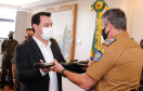 O Governo do Paraná recebeu 100 fuzis calibre 7,62 mm M964 do Exército Brasileiro. A entrega simbólica foi feita pelo general Carlos José Russo Assumpção Penteado, comandante da 5ª Divisão de Exército, ao governador Carlos Massa Ratinho Junior nesta quinta-feira (13) no Forte do Pinheirinho, em Curitiba.