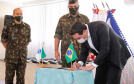 O Governo do Paraná recebeu 100 fuzis calibre 7,62 mm M964 do Exército Brasileiro. A entrega simbólica foi feita pelo general Carlos José Russo Assumpção Penteado, comandante da 5ª Divisão de Exército, ao governador Carlos Massa Ratinho Junior nesta quinta-feira (13) no Forte do Pinheirinho, em Curitiba.