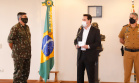 O Governo do Paraná recebeu 100 fuzis calibre 7,62 mm M964 do Exército Brasileiro. A entrega simbólica foi feita pelo general Carlos José Russo Assumpção Penteado, comandante da 5ª Divisão de Exército, ao governador Carlos Massa Ratinho Junior nesta quinta-feira (13) no Forte do Pinheirinho, em Curitiba.