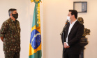 O Governo do Paraná recebeu 100 fuzis calibre 7,62 mm M964 do Exército Brasileiro. A entrega simbólica foi feita pelo general Carlos José Russo Assumpção Penteado, comandante da 5ª Divisão  de Exército, ao governador Carlos Massa Ratinho Junior nesta quinta-feira (13) no Forte do Pinheirinho, em Curitiba.