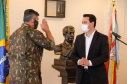 O Governo do Paraná recebeu 100 fuzis calibre 7,62 mm M964 do Exército Brasileiro. A entrega simbólica foi feita pelo general Carlos José Russo Assumpção Penteado, comandante da 5ª Divisão de Exército, ao governador Carlos Massa Ratinho Junior nesta quinta-feira (13) no Forte do Pinheirinho, em Curitiba.