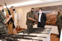 O Governo do Paraná recebeu 100 fuzis calibre 7,62 mm M964 do Exército Brasileiro. A entrega simbólica foi feita pelo general Carlos José Russo Assumpção Penteado, comandante da 5ª Divisão de Exército, ao governador Carlos Massa Ratinho Junior nesta quinta-feira (13) no Forte do Pinheirinho, em Curitiba.