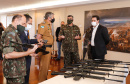 O Governo do Paraná recebeu 100 fuzis calibre 7,62 mm M964 do Exército Brasileiro. A entrega simbólica foi feita pelo general Carlos José Russo Assumpção Penteado, comandante da 5ª Divisão de Exército, ao governador Carlos Massa Ratinho Junior nesta quinta-feira (13) no Forte do Pinheirinho, em Curitiba.