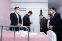 A ala neonatal, materno e infantil do Hospital Universitário Regional dos Campos Gerais, em Ponta Grossa, será transferida ao Hospital da Criança João Vargas de Oliveira, para dar lugar a novos leitos exclusivos para pacientes com Covid-19. O governador Carlos Massa Ratinho Junior esteve nesta quarta-feira (19) na cidade e formalizou a migração para a nova unidade.