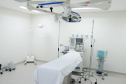 A ala neonatal, materno e infantil do Hospital Universitário Regional dos Campos Gerais, em Ponta Grossa, será transferida ao Hospital da Criança João Vargas de Oliveira, para dar lugar a novos leitos exclusivos para pacientes com Covid-19. O governador Carlos Massa Ratinho Junior esteve nesta quarta-feira (19) na cidade e formalizou a migração para a nova unidade.