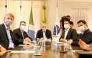 Paraná e Mato Grosso do Sul deram mais um passo para a implantação do Corredor Oeste de Exportação, um novo ramal ferroviário que vai ligar a cidade de Maracaju (MS) ao Porto de Paranaguá, ampliando a malha operada hoje pela Ferroeste (Estrada de Ferro Paraná Oeste S/A). Nesta quarta-feira (19), o governador Carlos Massa Ratinho Junior e o governador do Mato Grosso do Sul, Reinaldo Azambuja, assinaram um acordo de cooperação técnica para trabalhar de forma articulada no projeto da nova ferrovia.