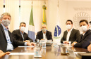 Paraná e Mato Grosso do Sul deram mais um passo para a implantação do Corredor Oeste de Exportação, um novo ramal ferroviário que vai ligar a cidade de Maracaju (MS) ao Porto de Paranaguá, ampliando a malha operada hoje pela Ferroeste (Estrada de Ferro Paraná Oeste S/A). Nesta quarta-feira (19), o governador Carlos Massa Ratinho Junior e o governador do Mato Grosso do Sul, Reinaldo Azambuja, assinaram um acordo de cooperação técnica para trabalhar de forma articulada no projeto da nova ferrovia.