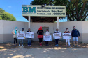 A equipe pedagógica do Colégio Estadual Bento Mossurunga, em Umuarama, noroeste do Estado, encontrou uma forma divertida de motivar seus alunos que estão se sobressaindo no Aula Paraná. Promoveram uma carreata que passou nas casas de cada um dos estudantes para surpreendê-los com presentes e lembrancinhas. Essa ação inaugural focou em homenagear os alunos-destaque do Ensino Fundamental.Foto:SEED