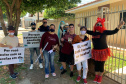 A equipe pedagógica do Colégio Estadual Bento Mossurunga, em Umuarama, noroeste do Estado, encontrou uma forma divertida de motivar seus alunos que estão se sobressaindo no Aula Paraná. Promoveram uma carreata que passou nas casas de cada um dos estudantes para surpreendê-los com presentes e lembrancinhas. Essa ação inaugural focou em homenagear os alunos-destaque do Ensino Fundamental.Foto:SEED