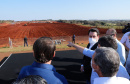 O presidente Jair Bolsonaro e o governador Carlos Massa Ratinho Junior vistoriaram nesta quinta-feira (27) as obras da nova pista do Aeroporto Internacional de Foz do Iguaçu, que já alcançaram 40%. A nova estrutura proporcionará mais voos para o município, concorrendo com destinos do mundo inteiro, e é parte do projeto de transformar o Paraná no hub de distribuição da América do Sul.