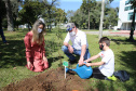 O Governador Carlos Massa Ratinho Junior participa nesta sexta-feira (28), da campanha Floresce Paraná, em comemoração ao Dia Nacional do Voluntariado. A ação é liderada pela primeira-dama do Estado e presidente do Conselho de Ação Solidária, Luciana Saito Massa. Acompanhados do secretário do Desenvolvimento Sustentável e do Turismo, Marcio Nunes.     Curitiba, 28/08/2020. Foto: Geraldo Bubniak/AEN