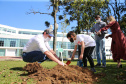 O Governador Carlos Massa Ratinho Junior participa nesta sexta-feira (28), da campanha Floresce Paraná, em comemoração ao Dia Nacional do Voluntariado. A ação é liderada pela primeira-dama do Estado e presidente do Conselho de Ação Solidária, Luciana Saito Massa. Acompanhados do secretário do Desenvolvimento Sustentável e do Turismo, Marcio Nunes.     Curitiba, 28/08/2020. Foto: Geraldo Bubniak/AEN