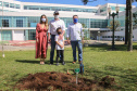 O Governador Carlos Massa Ratinho Junior participa nesta sexta-feira (28), da campanha Floresce Paraná, em comemoração ao Dia Nacional do Voluntariado. A ação é liderada pela primeira-dama do Estado e presidente do Conselho de Ação Solidária, Luciana Saito Massa. Acompanhados do secretário do Desenvolvimento Sustentável e do Turismo, Marcio Nunes.     Curitiba, 28/08/2020. Foto: Geraldo Bubniak/AEN