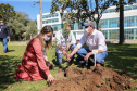 O Governador Carlos Massa Ratinho Junior participa nesta sexta-feira (28), da campanha Floresce Paraná, em comemoração ao Dia Nacional do Voluntariado. A ação é liderada pela primeira-dama do Estado e presidente do Conselho de Ação Solidária, Luciana Saito Massa. Acompanhados do secretário do Desenvolvimento Sustentável e do Turismo, Marcio Nunes.     Curitiba, 28/08/2020. Foto: Geraldo Bubniak/AEN